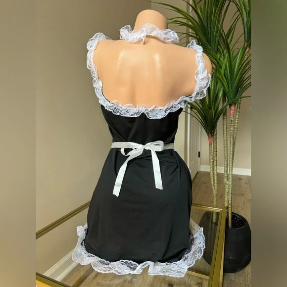 Black and White Lace Maid Costume - Picture 4 of 5